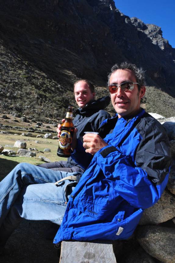 Cervejinha no final da tarde com o austíaco Jacob, área do acampamento do 1o dia no trekking na região da Cordillera Blanca, próximo à Huaraz - Peru